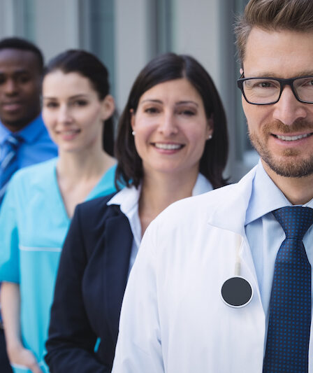 Vårdpersonal som står på led